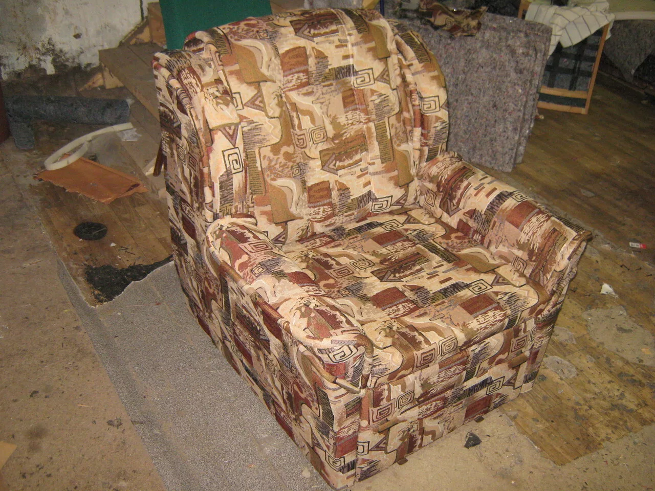 Старое порченое кресло кровать